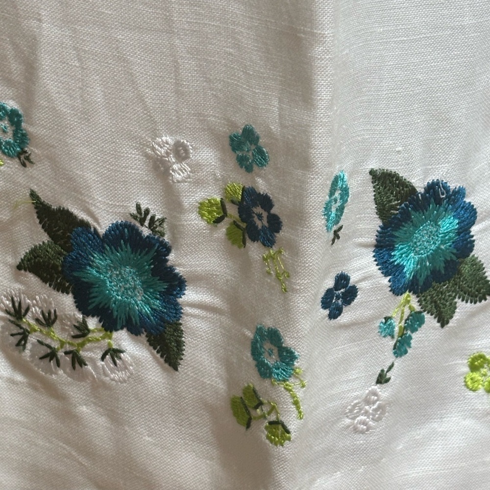 DRESS BARN WHITE LINEN CLASSIC TAILORED BLUE FLORAL EMBROIDERED CAPRIS SIZE 6 - Picture 8 of 8